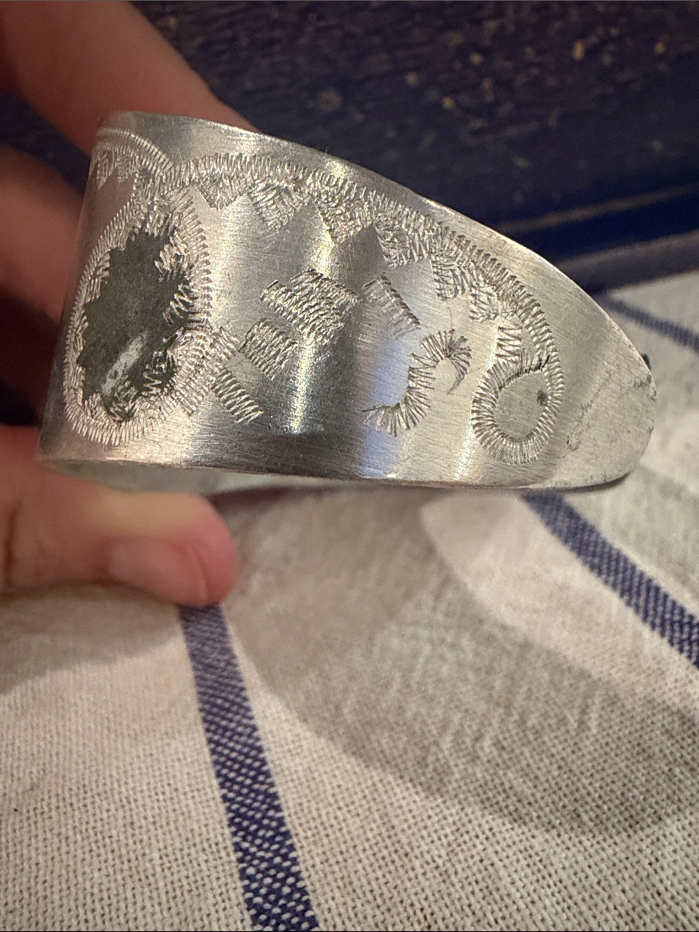 ✨ Vintage WWII Aluminum Trench Art Sweetheart Cuff Bracelet (1944) ✨ - Picture 3 of 7